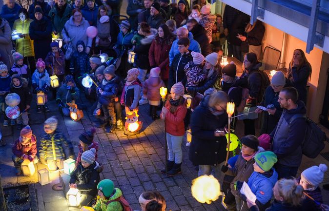 Kinder und Erwachsene mit Laternen beim Martinusfest
